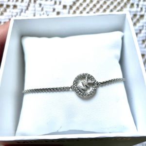 🌸NWT MICHAEL KORS Bracelet. Brand new. Has tags and box. Pretty & dainty
